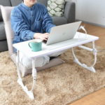 自宅でのPC作業に便利、高さと角度を変えられるマルチローテーブル